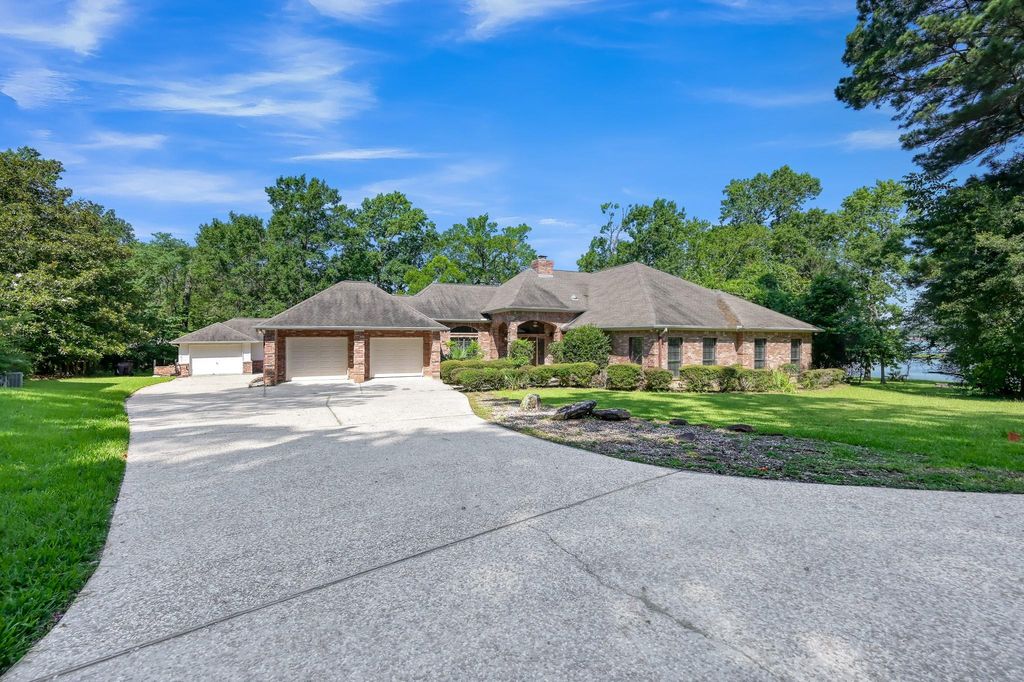 13777 Parkway Manor Drive, Willis, TX 77318