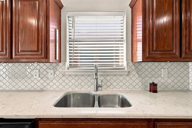 2325 Wakecrest Drive, Fort Worth, TX 76108