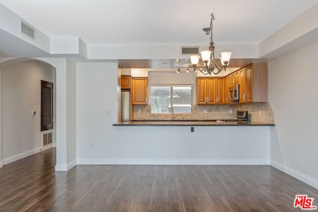 11218 Camarillo Street 305, North Hollywood, CA 91602