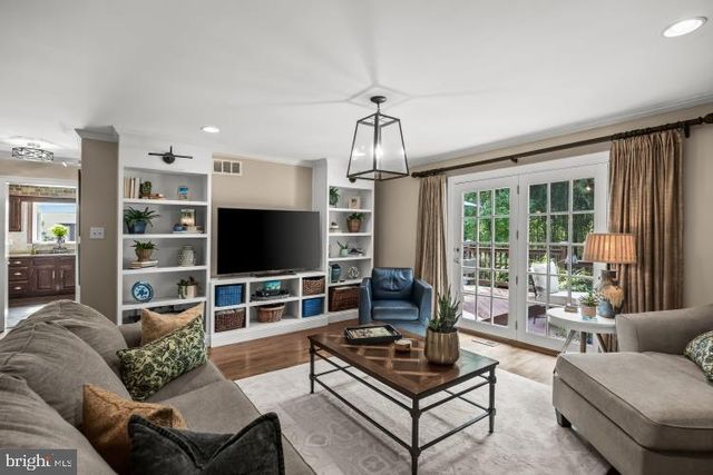 114 LAUREL LN, Mt Laurel, NJ 08054