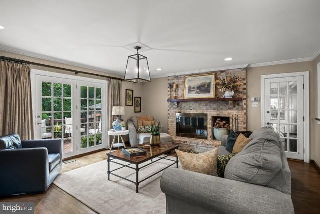 114 LAUREL LN, Mt Laurel, NJ 08054
