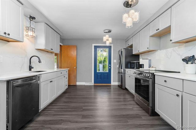 26980 James Avenue, Flat Rock, MI 48134