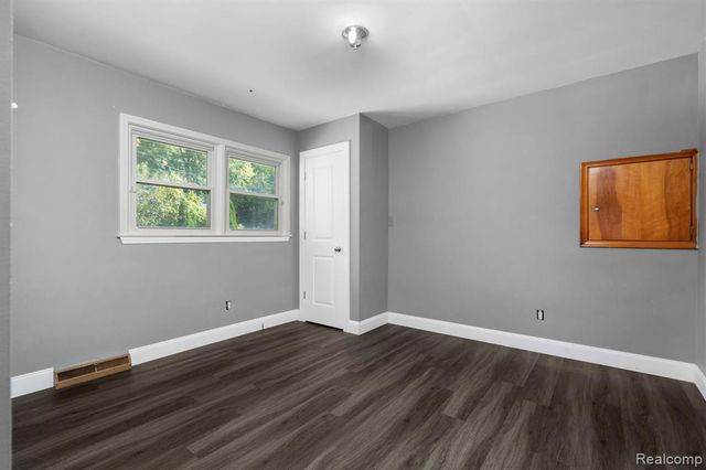 26980 James Avenue, Flat Rock, MI 48134