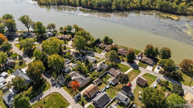 26980 James Avenue, Flat Rock, MI 48134