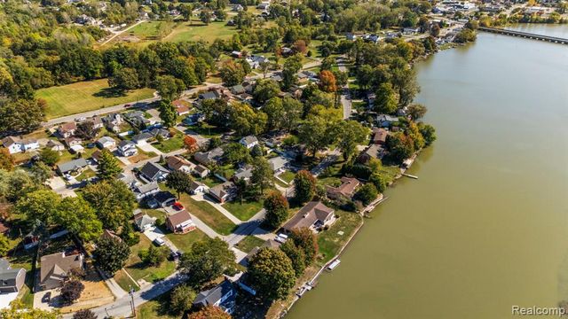 26980 James Avenue, Flat Rock, MI 48134