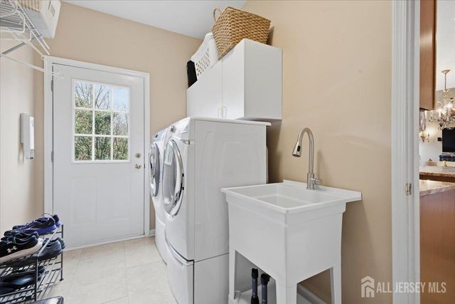 2 Picasso Court, Franklin, NJ 08873