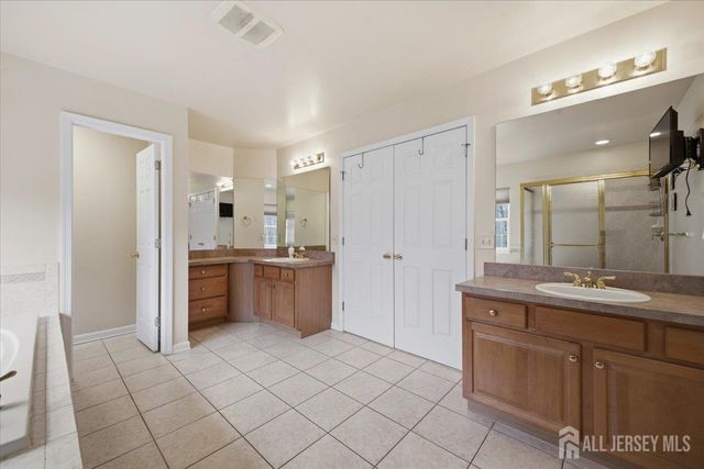 2 Picasso Court, Franklin, NJ 08873