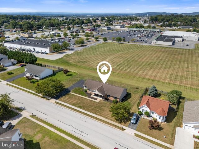 1451 WANDA DR, Hanover, PA 17331