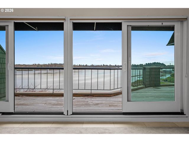 5826 S RIVERPOINT Ln, Portland, OR 97239