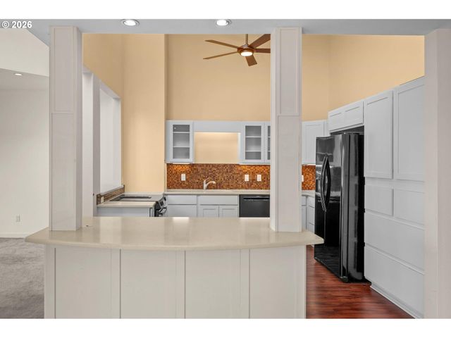 5826 S RIVERPOINT Ln, Portland, OR 97239