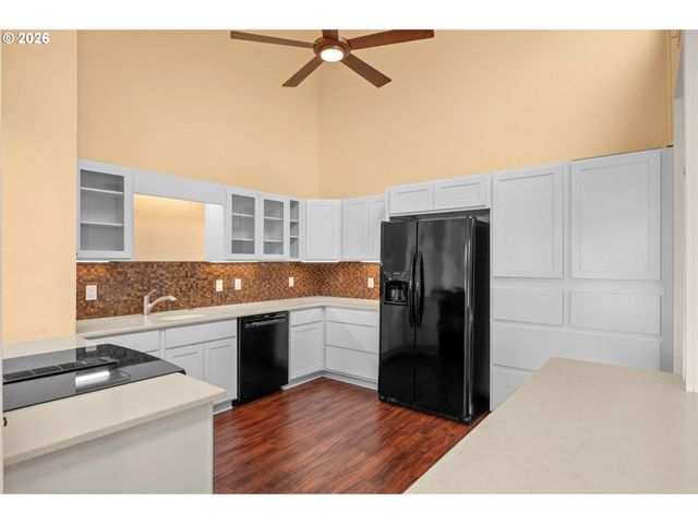 5826 S RIVERPOINT Ln, Portland, OR 97239