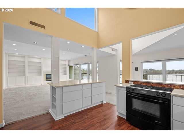 5826 S RIVERPOINT Ln, Portland, OR 97239