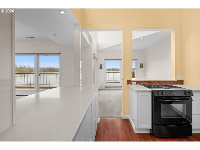 5826 S RIVERPOINT Ln, Portland, OR 97239