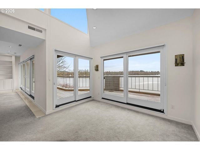 5826 S RIVERPOINT Ln, Portland, OR 97239