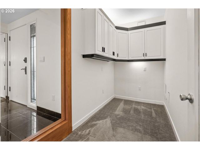 5826 S RIVERPOINT Ln, Portland, OR 97239