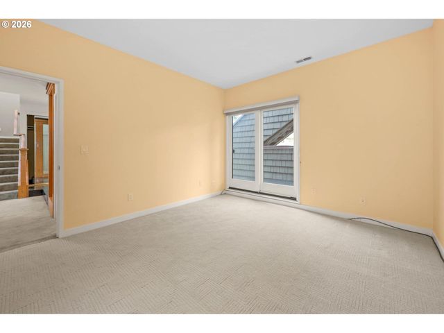 5826 S RIVERPOINT Ln, Portland, OR 97239