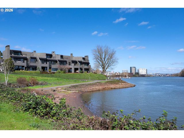 5826 S RIVERPOINT Ln, Portland, OR 97239