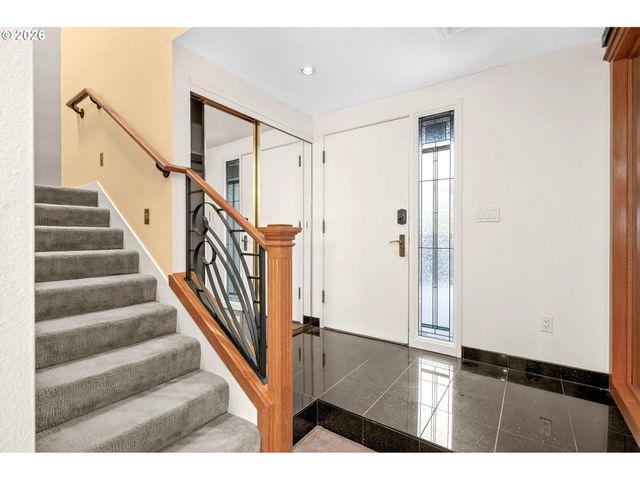 5826 S RIVERPOINT Ln, Portland, OR 97239