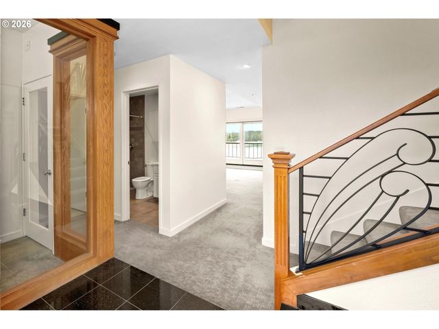 5826 S RIVERPOINT Ln, Portland, OR 97239