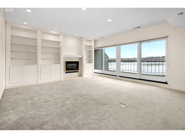 5826 S RIVERPOINT Ln, Portland, OR 97239