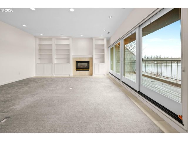 5826 S RIVERPOINT Ln, Portland, OR 97239