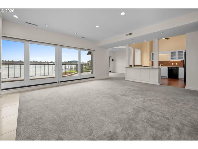 5826 S RIVERPOINT Ln, Portland, OR 97239