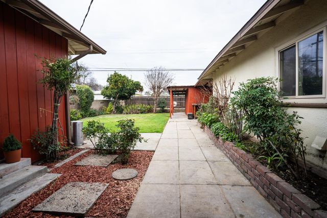 322 W Fountain Way, Fresno, CA 93705