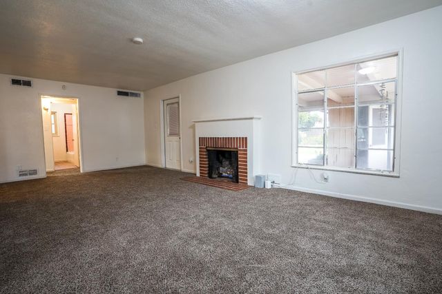 322 W Fountain Way, Fresno, CA 93705