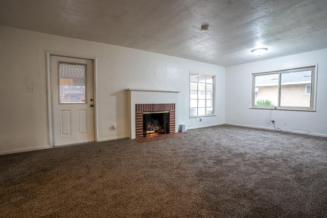 322 W Fountain Way, Fresno, CA 93705