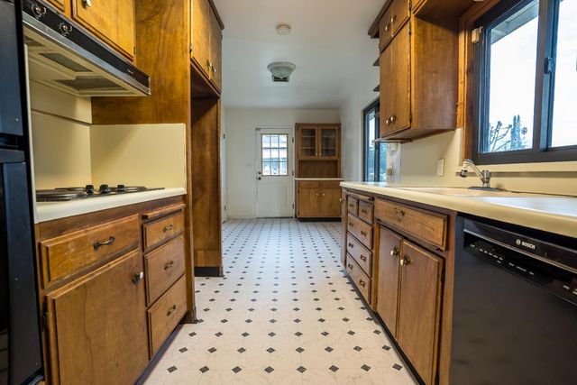 322 W Fountain Way, Fresno, CA 93705