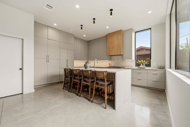 1403 Barton Hills Dr 3, Austin, TX 78704