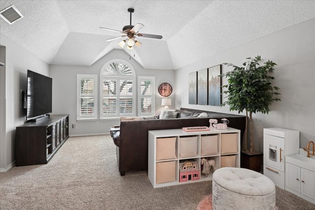 1913 Hartford Road, Grapevine, TX 76051