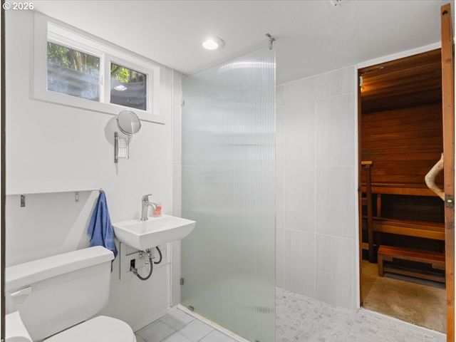 16552 Se WOODWARD St, Portland, OR 97236