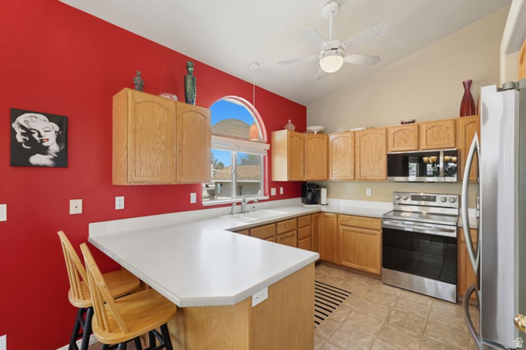 Image 5 of property listing at 1178 S 70 W, Farmington, UT 84025
