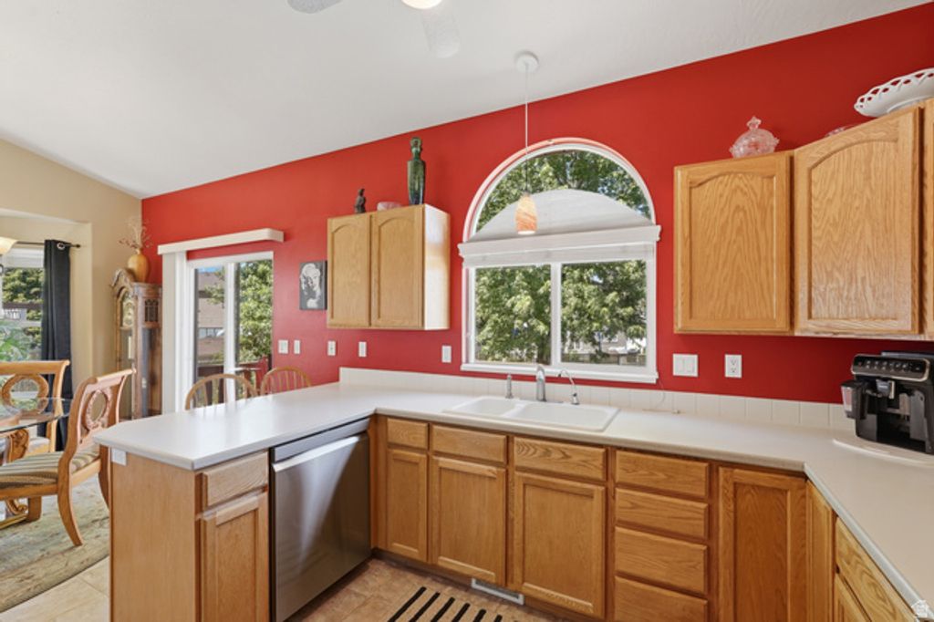 Image 6 of property listing at 1178 S 70 W, Farmington, UT 84025