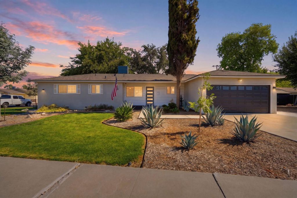 Image 1 of property listing at 890 Laurel Lane, Lemoore, CA 93245