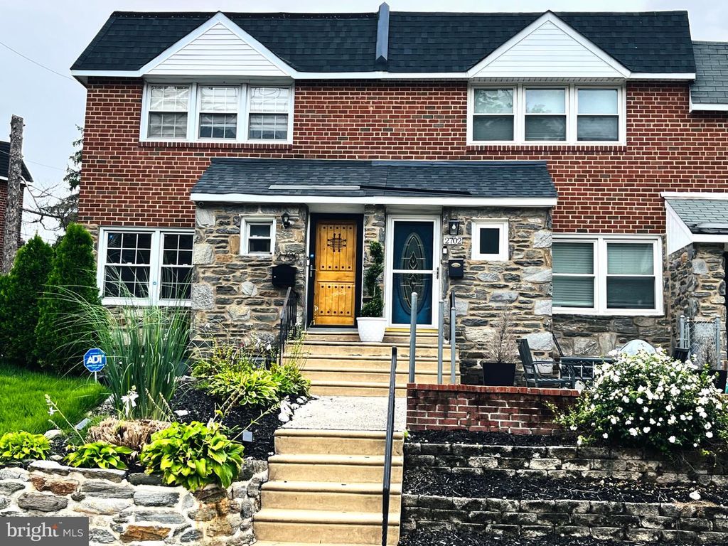 2702 E COUNTRY CLUB RD, PHILADELPHIA, PA 19131 — exterior