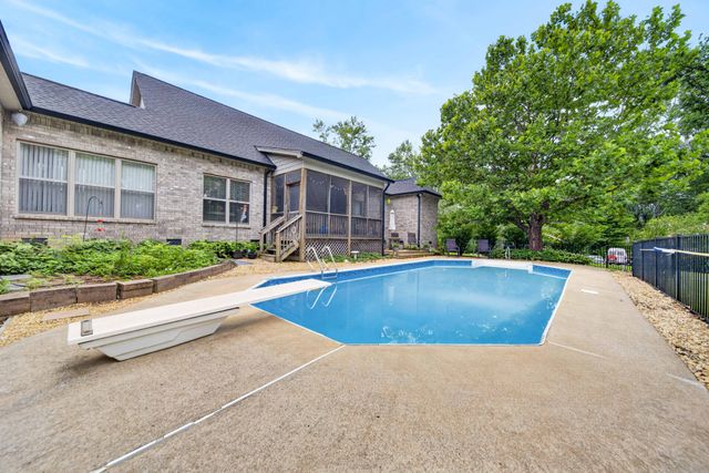 130 Tison Ln, Cottontown, TN 37048