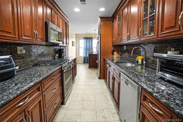 2860 Nicole Court, Oceanside, NY 11572