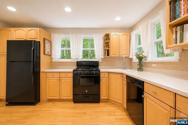 90 Highland Street, Park Ridge, NJ 07656