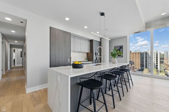 146 W Erie Street 403, Chicago, IL 60654