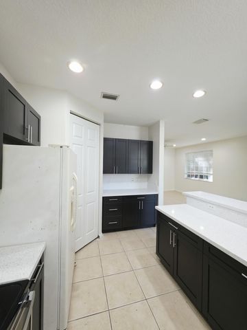 6282 S Military Trail 701, Lake Worth, FL 33463