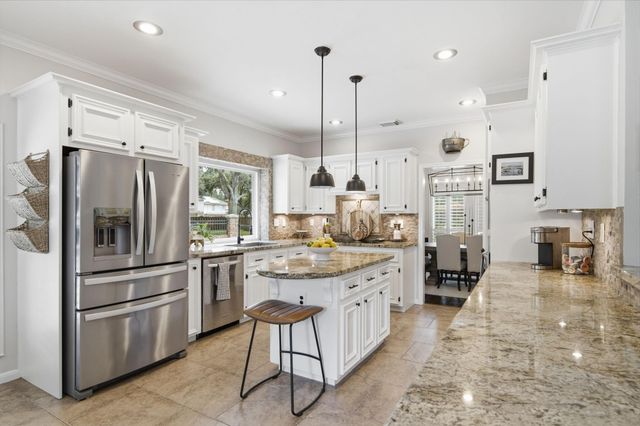 2211 Crimson Cove Court, League City, TX 77573