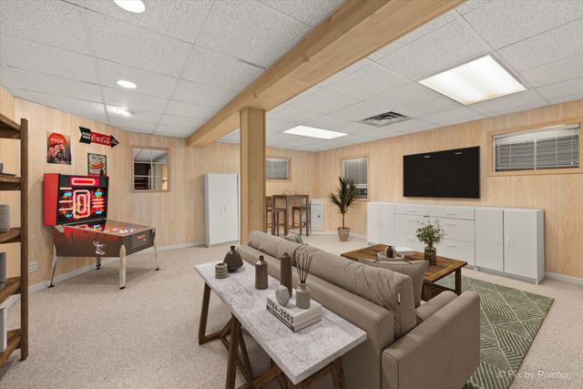 353 Juniper Lane, South Elgin, IL 60177