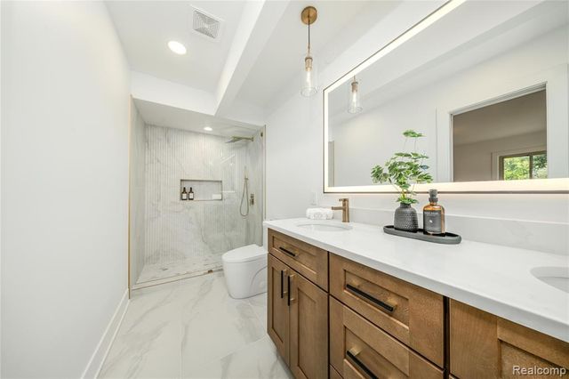 2129 Long Lake Shore Drive, West Bloomfield, MI 48323