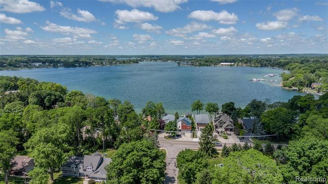 2129 Long Lake Shore Drive, West Bloomfield, MI 48323