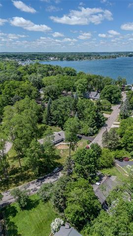 2129 Long Lake Shore Drive, West Bloomfield, MI 48323