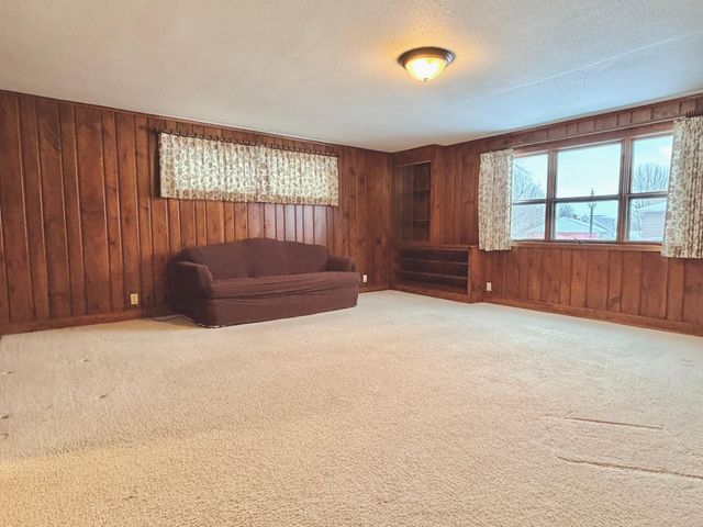 303 Lakehill Drive, Worthington, MN 56187