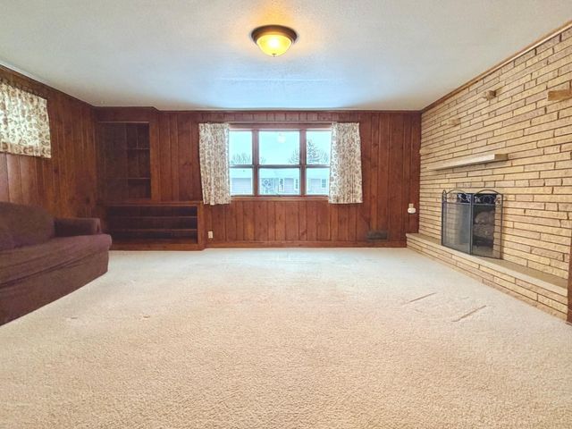 303 Lakehill Drive, Worthington, MN 56187