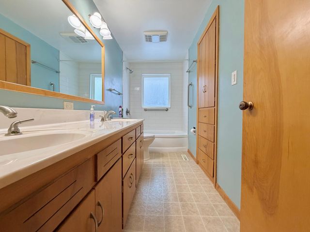 303 Lakehill Drive, Worthington, MN 56187